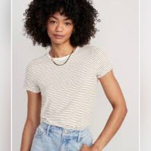 Super soft and comfortable EUC Old Navy striped* cream tee EUC